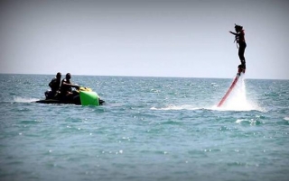 vuelo con la actividad de flyboard